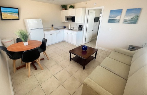 Redington Shores Cabaña | Beachfront 1BR, Steps to Ocean, Dog Friendly. BOOK TODAY!