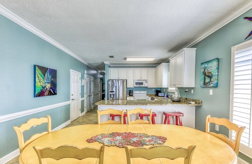 Orange Beach East Condominio | Condominio frente al mar con impresionantes vistas, Primer Piso, Unidad de esquina.