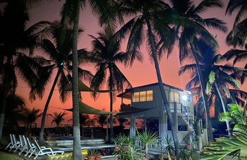 Barra de Santiago Casa | 4 habitaciones con AC y 3 baños para una gran vacación frente al mar y cocotal.