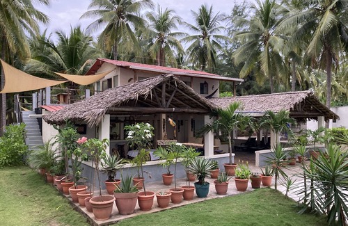 Barra de Santiago Casa | 4 habitaciones con AC y 3 baños para una gran vacación frente al mar y cocotal.