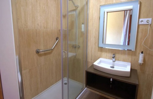 Praia das Macas Casa | Beachfront and Pet-friendly Hotel Few Minutes’ Drive from Monserrate Palace!