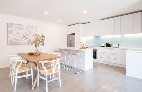 Rosebud Apartamento | Beachfront Apartment with lots of Wow