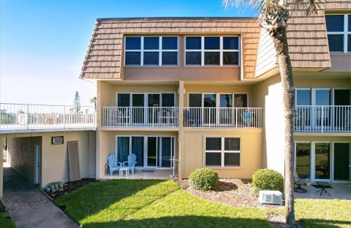 Crescent Beach Casa | Beachfront Bliss Luxe 2BD Condo Pool & Adventure