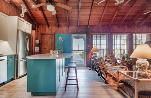 Independence Square Cabaña | Frente a la playa, Chic a si Cottage, encanto vintage original de Florida justo en el Golfo