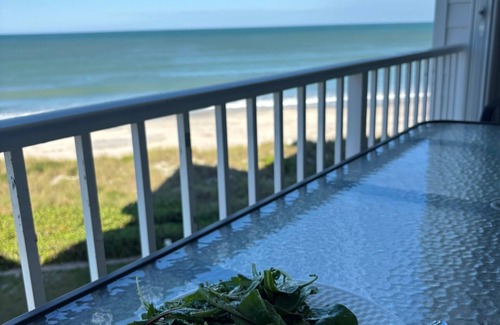 Riomar Condominio | Beachfront Condo 2-bedroom in fabulous Vero Beach with Gym and Heated Pool.