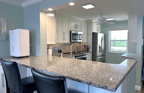 Fort Pierce Shores Condominio | Condominio frente al mar con balcón envolvente del sudeste - renovado - disponible en octubre de 2019