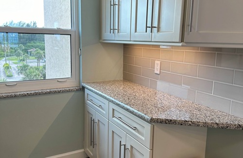 Fort Pierce Shores Condominio | Condominio frente al mar con balcón envolvente del sudeste - renovado - disponible en octubre de 2019
