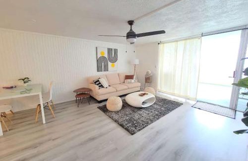 Punaluu Casa | Beachfront Condo with Ocean View