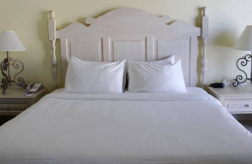 Bostroms Complejo | Beachfront Dream! 2 Convenient Units w/Kitchen, Shop at Volusia Mall