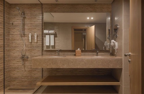 Hurghada Complejo | Beachfront Haven: 4 Pool-view Rooms, Kids’ Club, Aquapark, Games & Red Sea Views