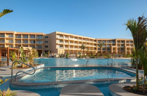 Hurghada Complejo | Beachfront Haven: 4 Pool-view Rooms, Kids’ Club, Aquapark, Games & Red Sea Views