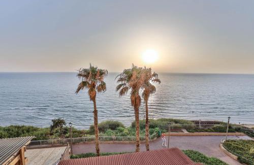 Netanya Apartamento | Beachfront Elegance - Luxe Abode!