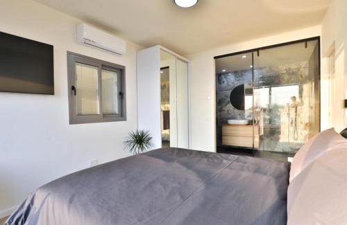 Netanya Apartamento | Beachfront Elegance - Luxe Abode!
