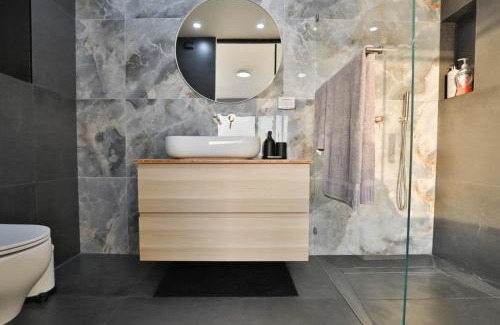 Netanya Apartamento | Beachfront Elegance - Luxe Abode!