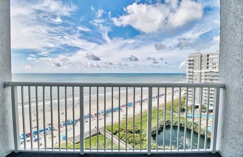 Arcadian Shores Condominio | BEACHFRONT ESCAPE TO RELAX, UNWIND & TAKE IN THE OCEAN AIR