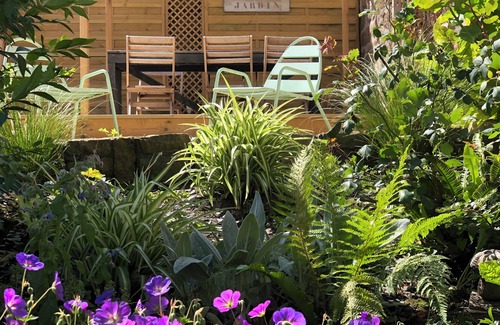 Poulgoazec Casa | Beachfront fisherman's cottage, family home style.