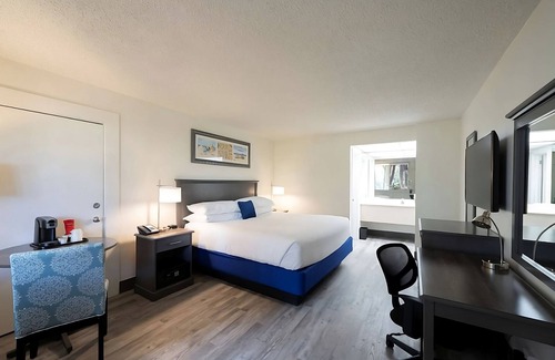 Fort Walton Beach Hotel | Beachfront Hideaway with Outdoor Pool | Steps from Wild Willy's Adventure Zone