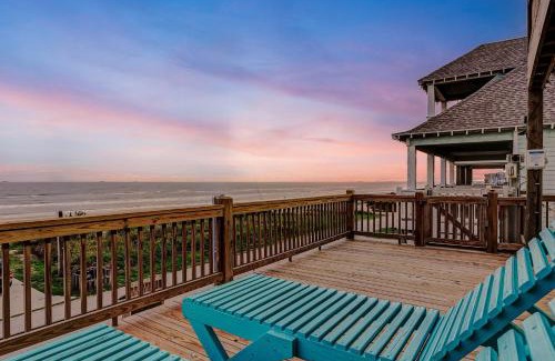 Crystal Beach Casa | Beachfront - Hot Tub - BBQ - 14 Guests