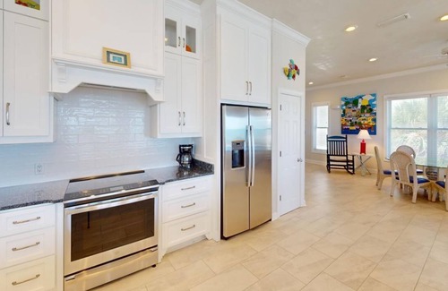 East End Casa | Beachfront, Hot Tub, Pet Friendly 5 BR, Community Pool