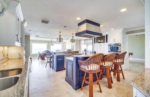 Melbourne Beach Casa | Beachfront Melbourne Beach Retreat with Pool Table!