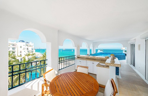 Auroras Condominio | Beachfront Penthouse by Pueblo Bonito