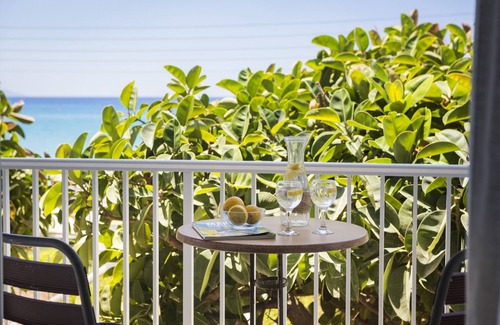 Mousata Apartamento | Suite frente al mar no 3 justo en la playa