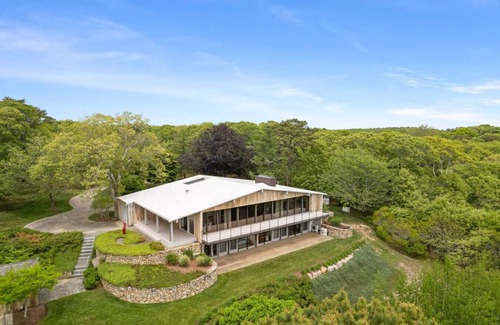 Woods Hole Casa | Beachfront Woods Hole Estate with Ocean View