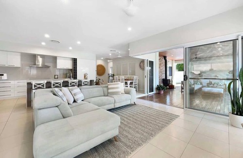 Warana Casa | Beachside Bliss - Pool, Cinema & Alfresco Living