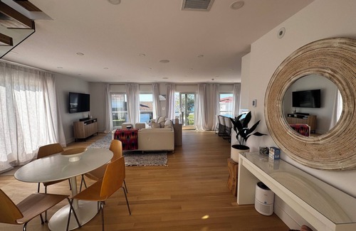 Swampscott Casa | Beachside Coastal Retreat: Breathtaking Views