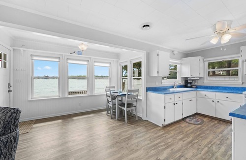 Lake City Cabaña | Beachside Cottage on Sapphire Lake