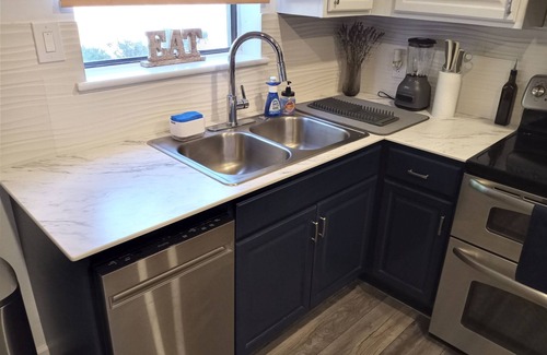 Bayview Condominio | Beachside Retreat 5 Minute Walk from the beach. Neighboring Virginia Beach!