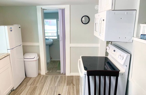 Carolina Beach Apartamento | Beachside Suites 4: Downtown and next to the SEA!