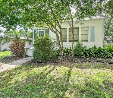 Gulfport Casa | Beachside Walk & Casino Retreat - Breakfast - Hot Tub - Game Room