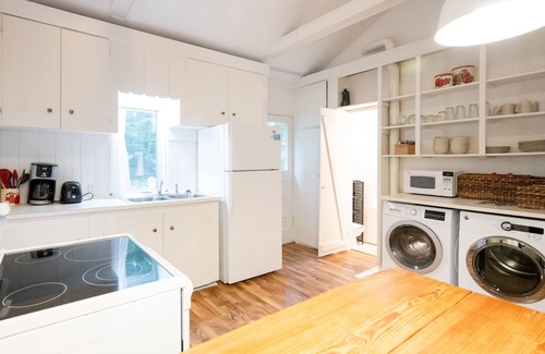 Holland Cabaña | Beachy Bungalow w/Shared Lake Michigan Beach