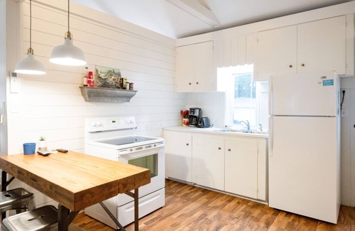 Holland Cabaña | Beachy Bungalow w/Shared Lake Michigan Beach