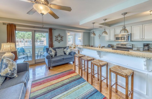 Tybee Island Condominio | Condominio playero con piscina en la azotea compartida y balcón amueblado, ¡a pasos del océano!