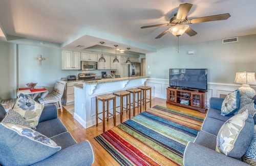 Tybee Island Condominio | Condominio playero con piscina en la azotea compartida y balcón amueblado, ¡a pasos del océano!