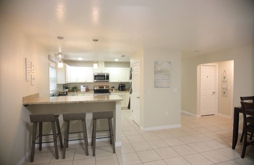 Lakeland Casa | Beachy Oasis Queen Bedroom with Shared Lavatory
