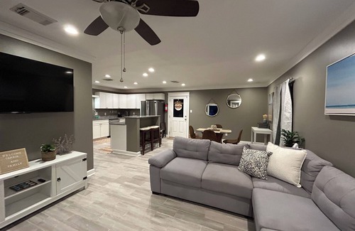 Highland City Apartamento | Beachy Poolside Palm nestled between PCB, Mexico Beach and downtown PC.