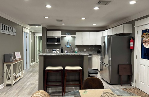 Highland City Apartamento | Beachy Poolside Palm nestled between PCB, Mexico Beach and downtown PC.