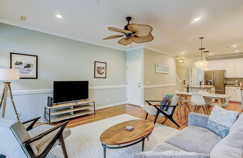 Folly Beach Villa | Villa de tres pisos con terraza y piscina comunitaria: ¡camine al centro / a la playa!