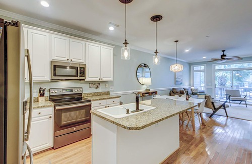 Folly Beach Villa | Villa de tres pisos con terraza y piscina comunitaria: ¡camine al centro / a la playa!