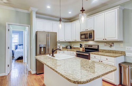 Folly Beach Villa | Villa de tres pisos con terraza y piscina comunitaria: ¡camine al centro / a la playa!