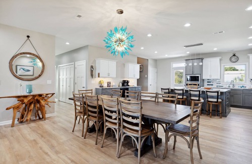 Folly Beach Casa | Frente al mar, Se admiten mascotas! Porche de la pantalla con comedor