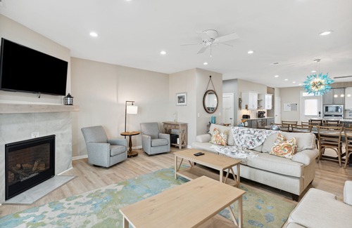 Folly Beach Casa | Frente al mar, Se admiten mascotas! Porche de la pantalla con comedor