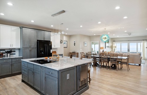 Folly Beach Casa | Frente al mar, Se admiten mascotas! Porche de la pantalla con comedor