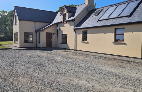 Skibbereen Casa | Beacon View House, 4-Beds, Sleeps 8, Parking