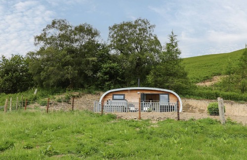 Tirabad Cabaña | BEACON VIEW POD, pet friendly, with hot tub in Felindre