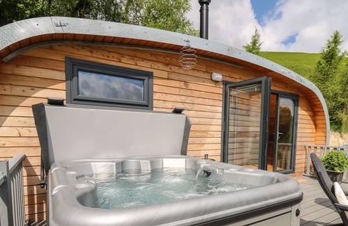 Tirabad Cabaña | BEACON VIEW POD, pet friendly, with hot tub in Felindre