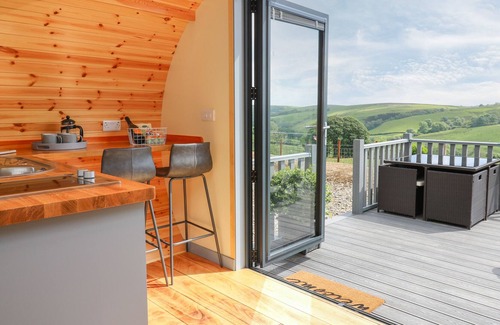 Tirabad Cabaña | BEACON VIEW POD, pet friendly, with hot tub in Felindre